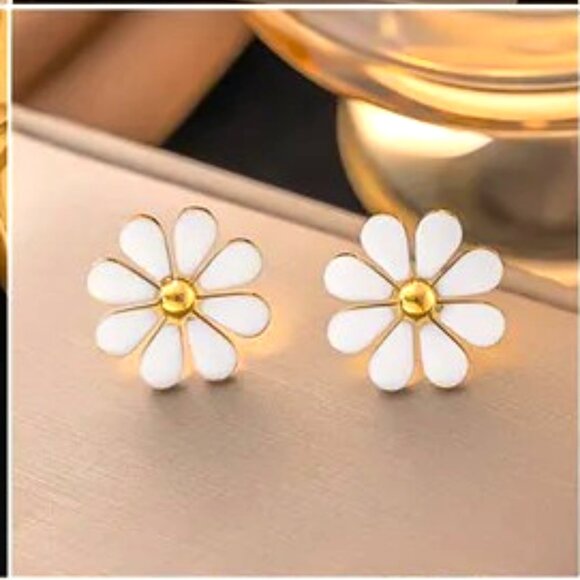 RETRO STAINLESS STEEL 18K GOLD PLATED DAISY WHITE WITH GOLD CENTER EARRINGS - Picture 1 of 1